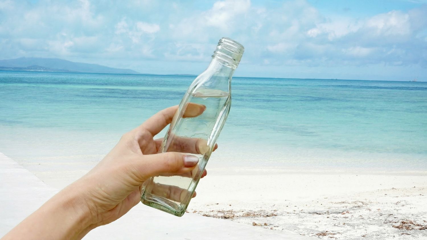 海へ行って海水を汲みます