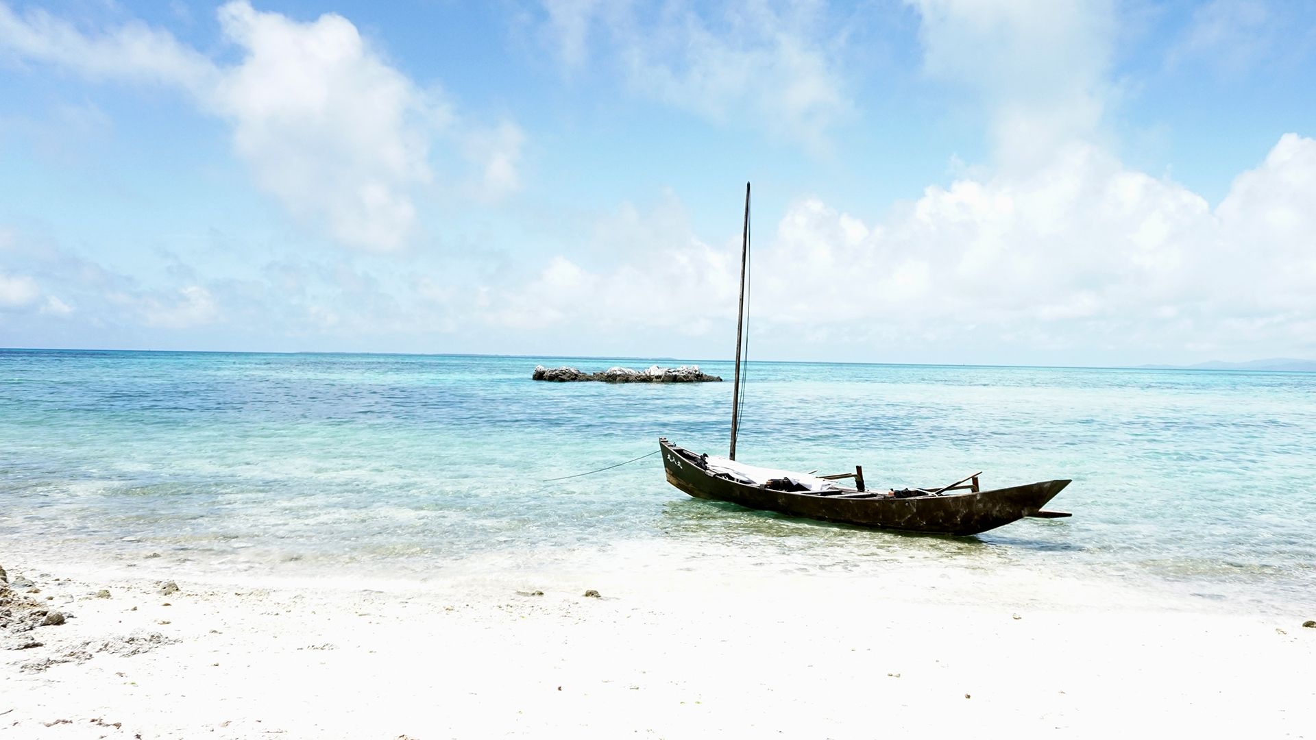 竹富島の海 青空と舟