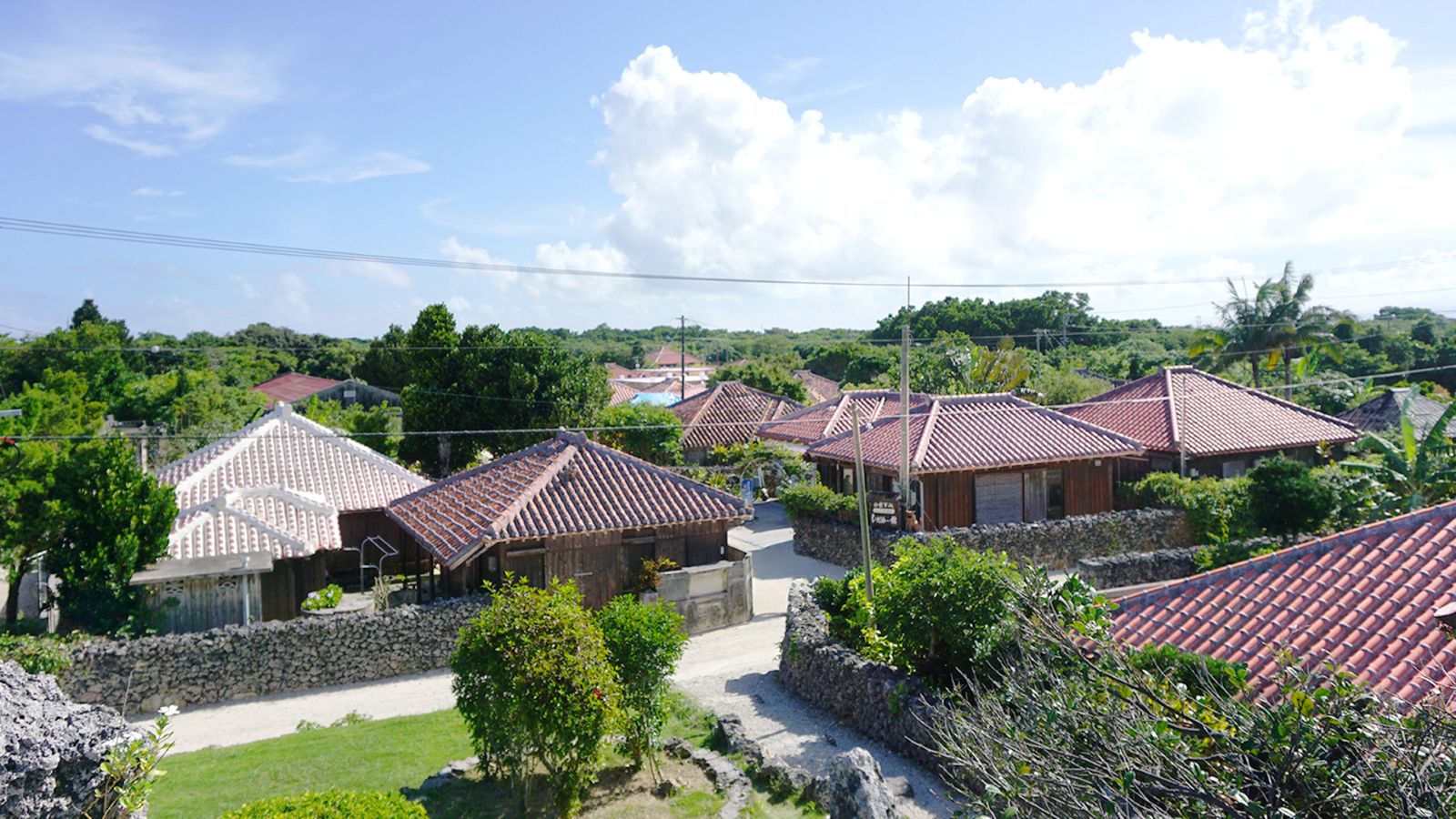 竹富島の風景 赤瓦